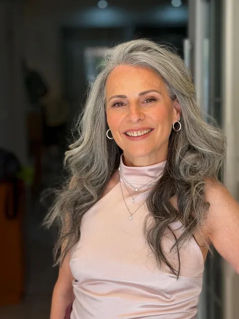 תסרוקת ואיפור טבעי לשיער כסוף - שרון פור