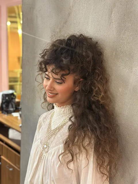 תסרוקת כלה שיער מתולתל פזור בסגנון וינטג׳ - שרון פור