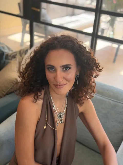 עיצוב שיער מתולתל טבעי לאירוע - שרון פור